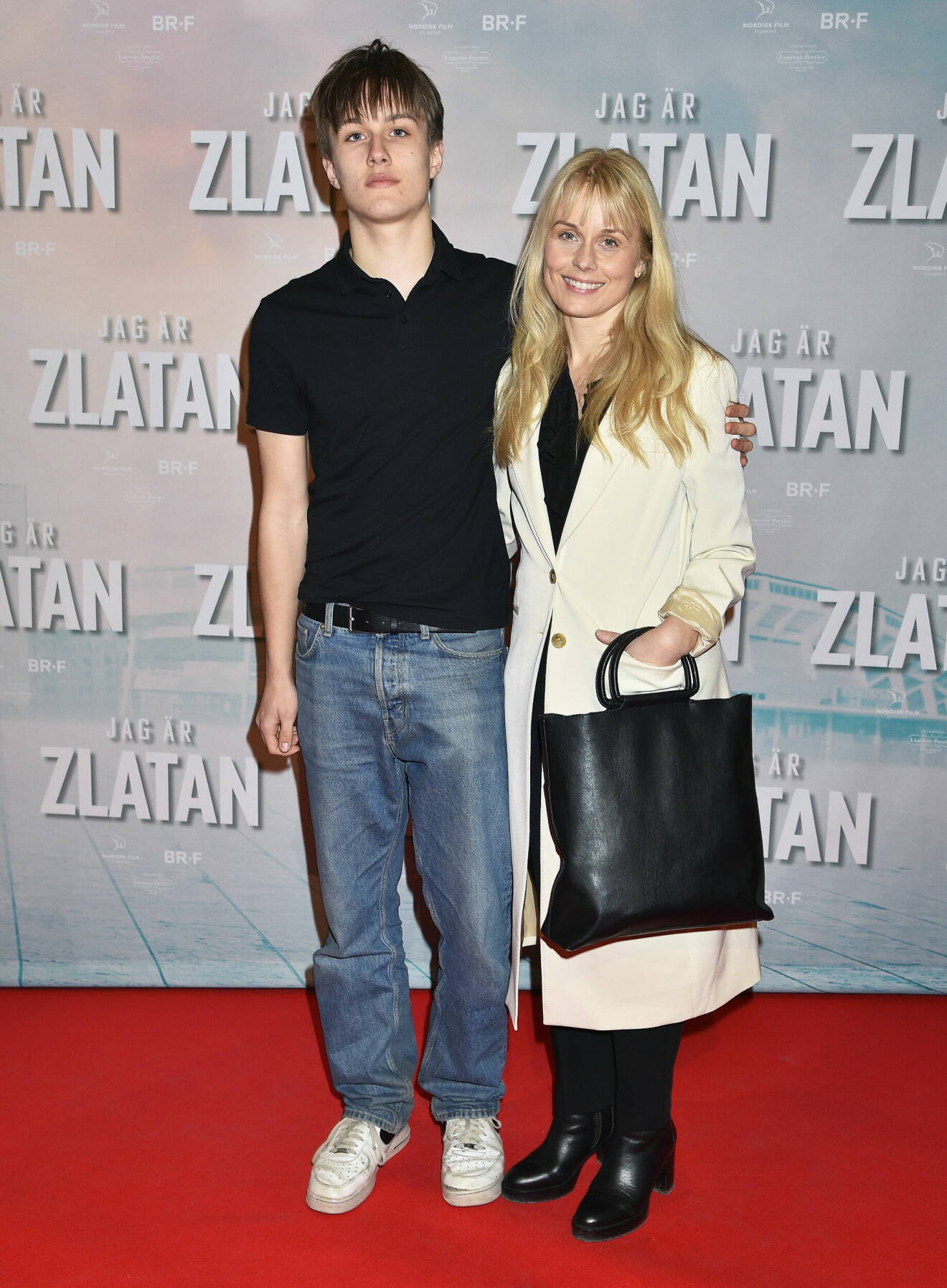 Helena af Sandeberg tillsammans med sonen Alfred på biopremiären av filmen Jag är Zlatan år 2022.