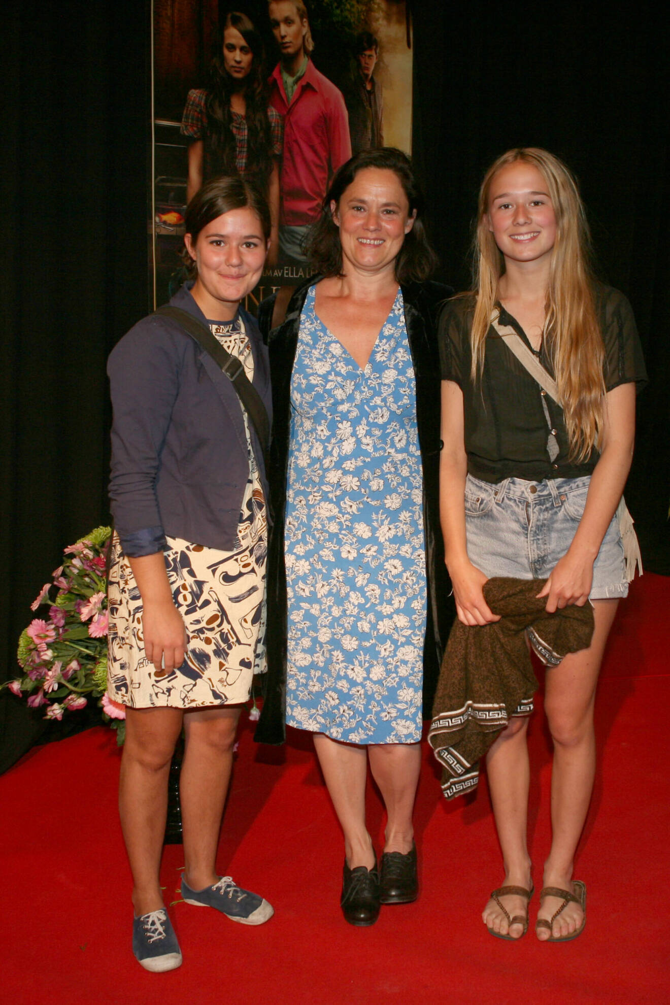Pernilla August med döttrarna Asta och Alba på röda mattan-vimmel år 2011.
