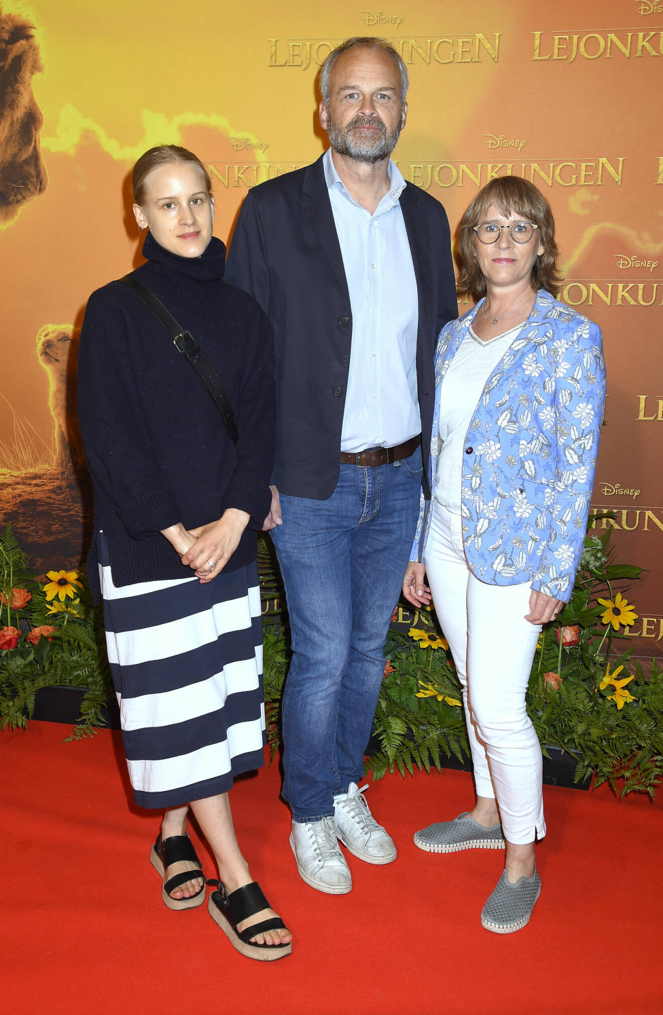 Josefin Rheborg tillsammans med pappa Johan och mamma Tina på röda mattan.