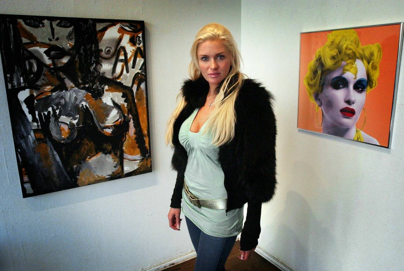 Carolina Gynning med konst 2004.