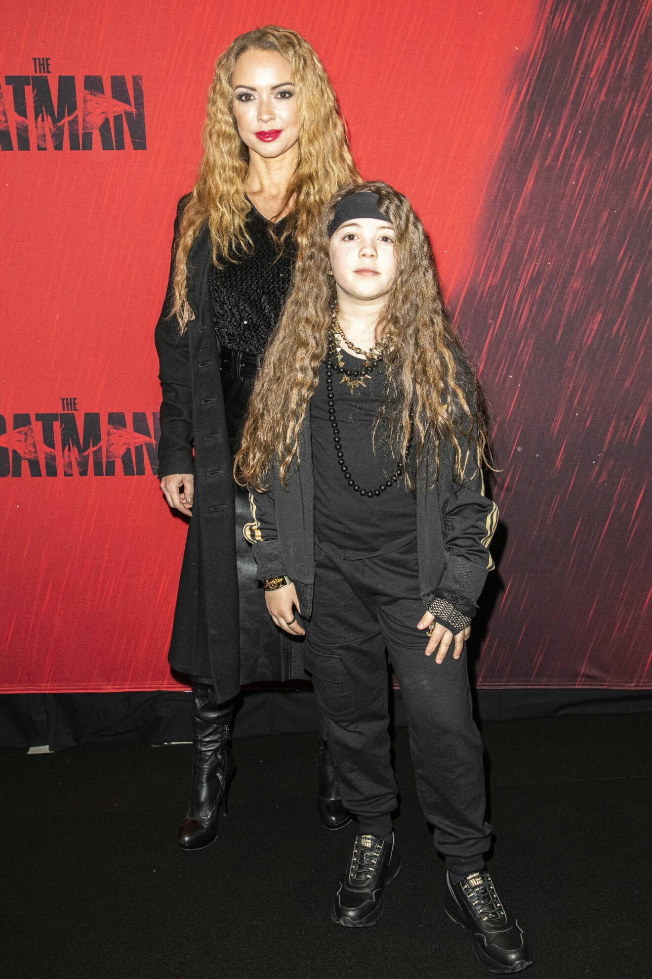 Anna Sahlene och sonen Orlando Wahlsteen tillsammans på röda mattan inför biopremiären av The Batman.