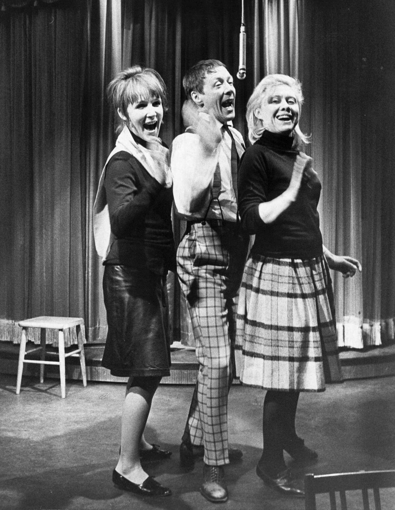 Catrin Westerlund, Allan Edwall och Inga Gill uppträder på Hamburger Börs år 1963.