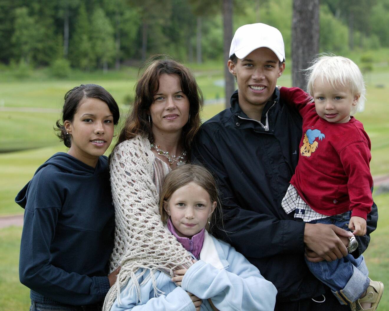 Malin Berghagen på en ovanlig bild tillsammans med alla fyra barnen år 2004.