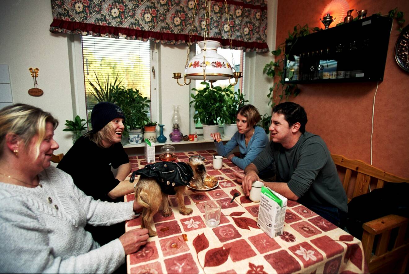 Artisten Marko "Markoolio" Lehtosalo tillsammans med mamma Irma och de yngre syskonen Mikko och Mirka runt matbordet i barndomshemmet Orminge år 2001.