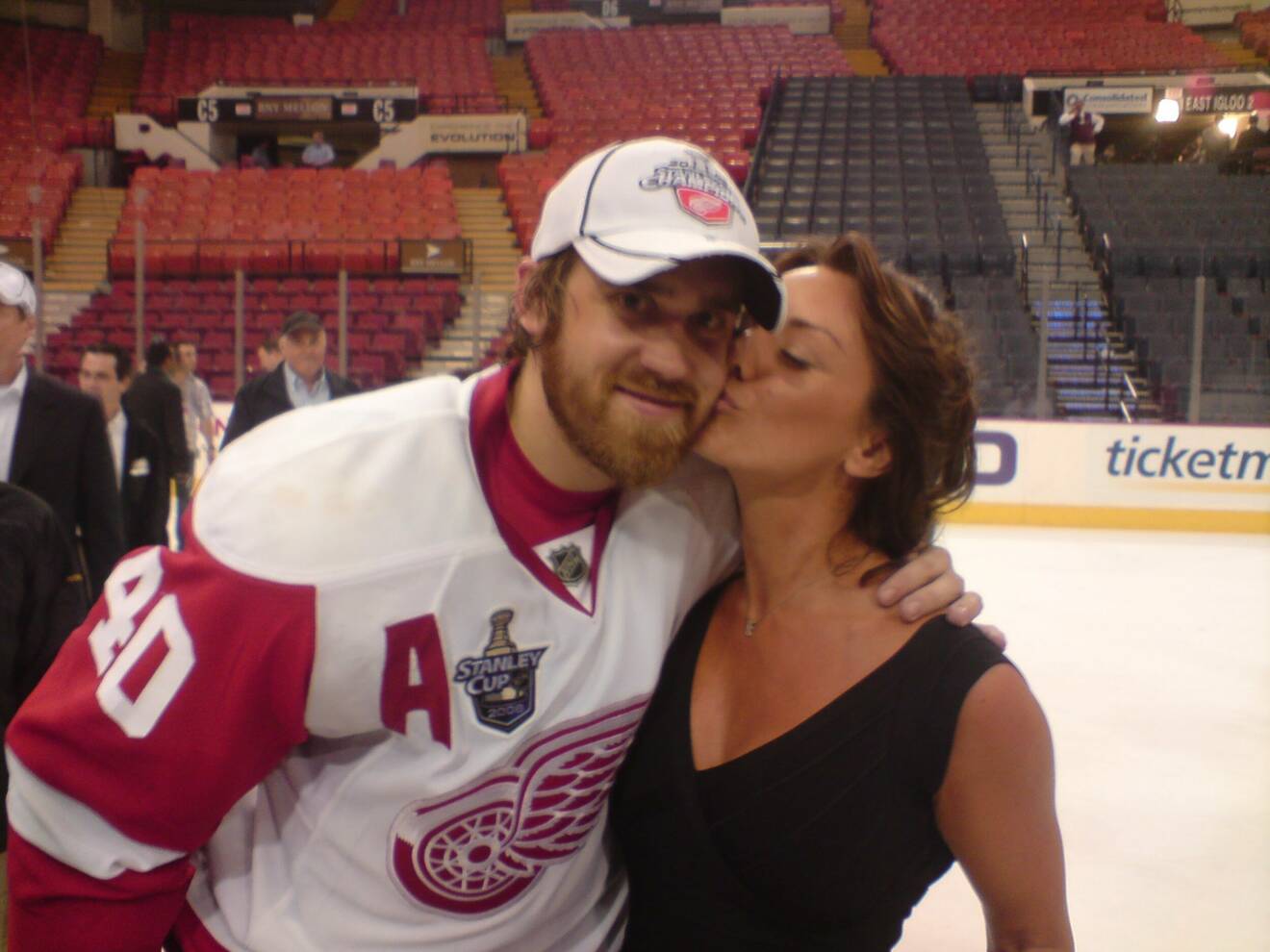 Henrik Zetterberg firar Stanley Cup-vinsten med sambon Emma Andersson år 2008.