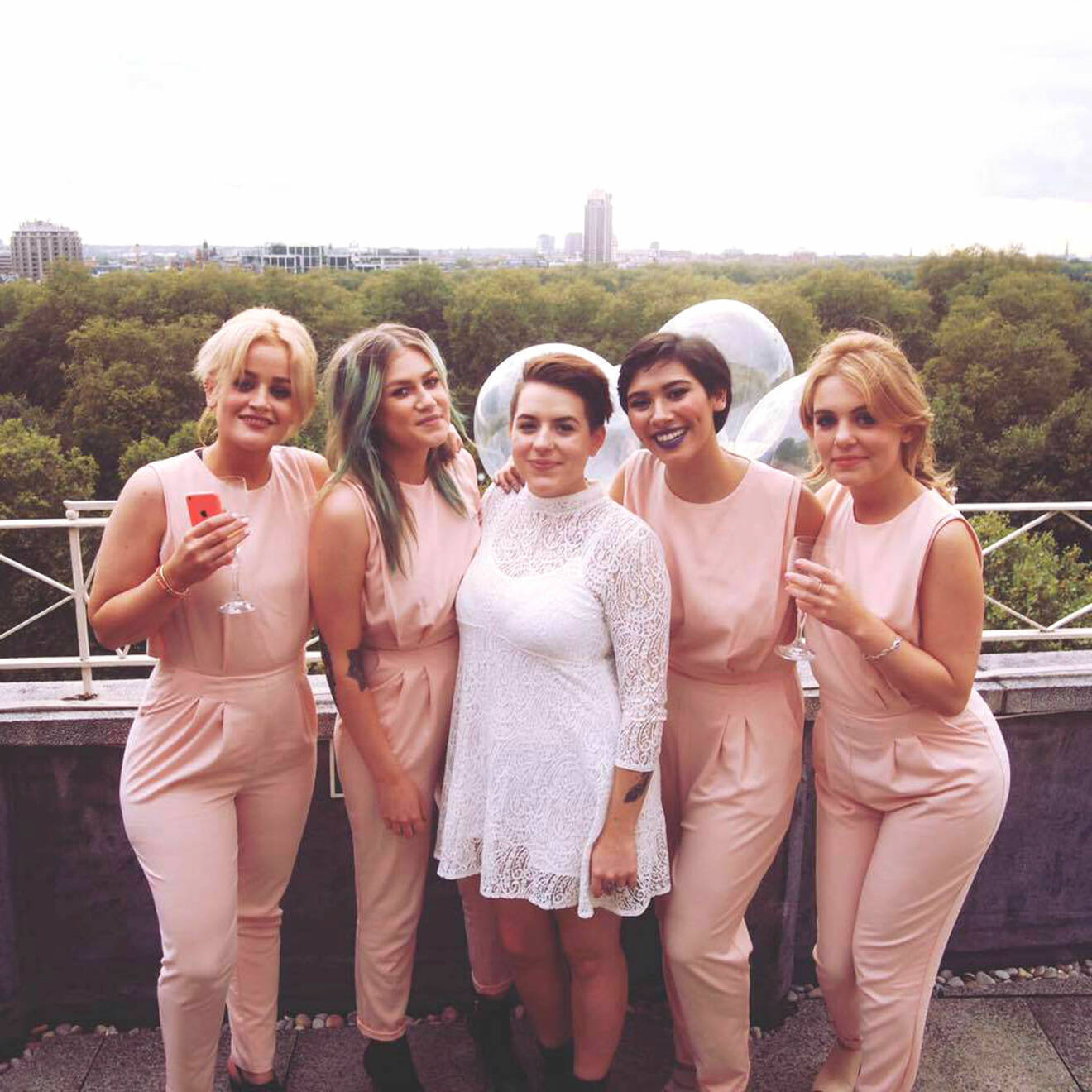 Isabella Cruise tillsammans med brudtärnorna på den stora dagen, bröllopsdagen i London den 18 september år 2015.
