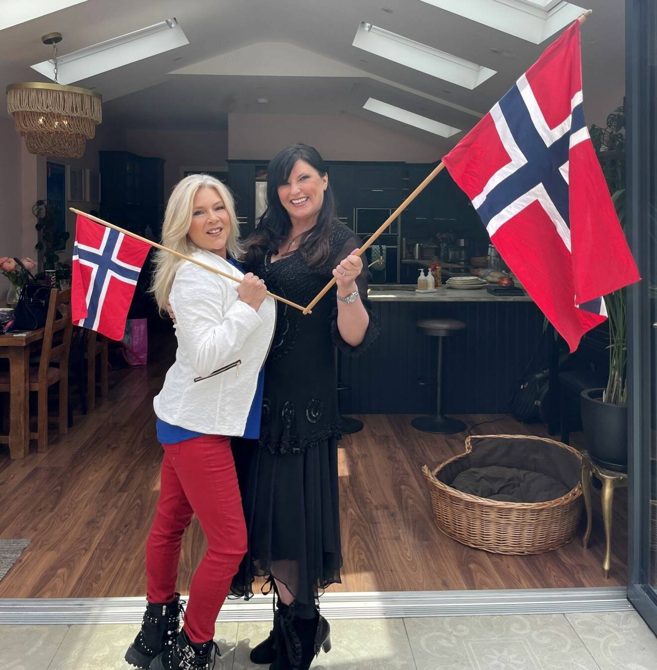 Samantha Fox och dåvarande fästmön Linda Olsen firade Norges nationaldag, den 17 maj, år 2021. I dag är paret gifta.