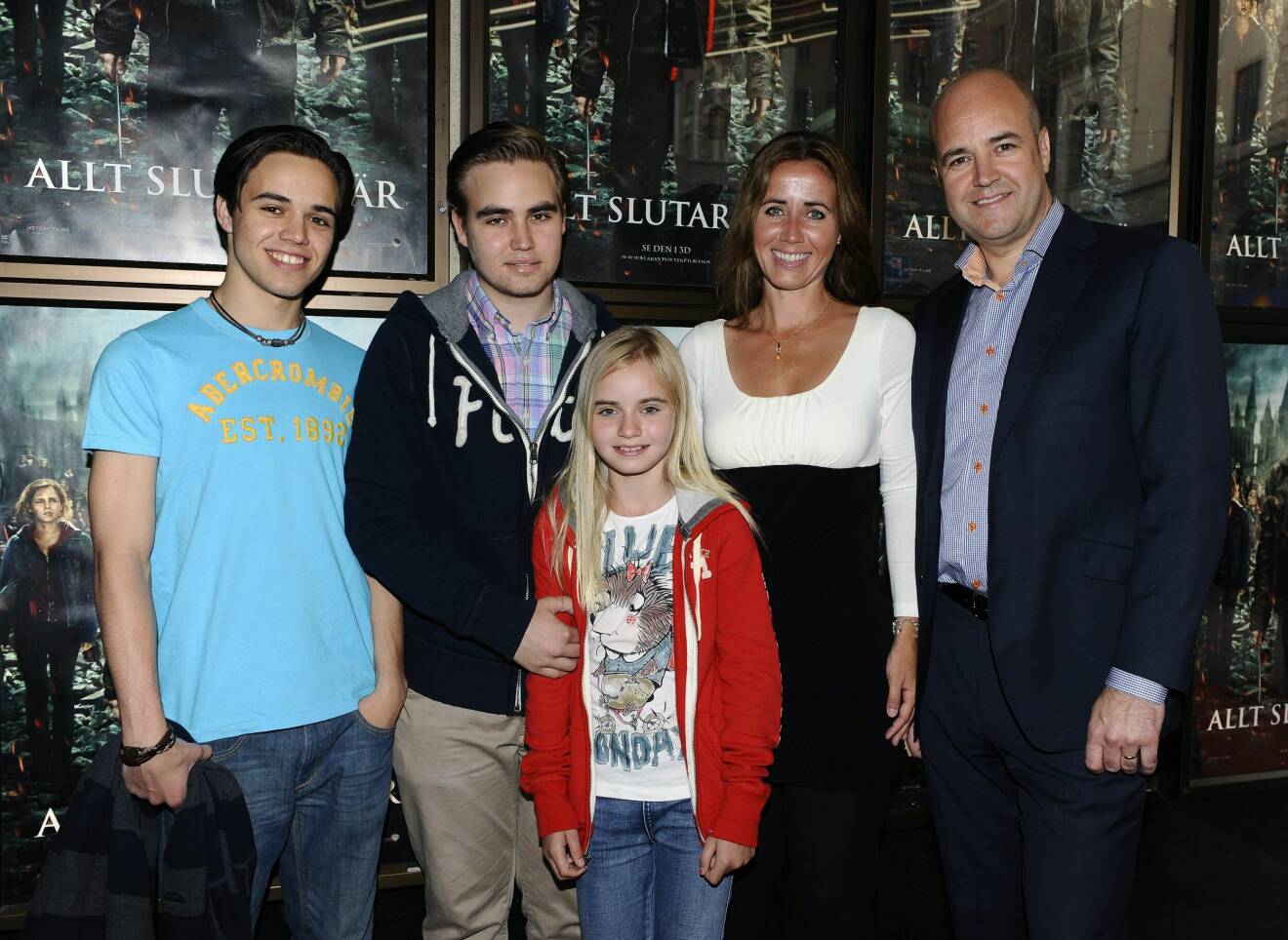 Fredrik och Filippa Reinfeldt med tillsammans med de tre gemensamma barnen Erik, Gustav och Ebba vid biopremiären av den sista Harry Potter-filmen år 2011.