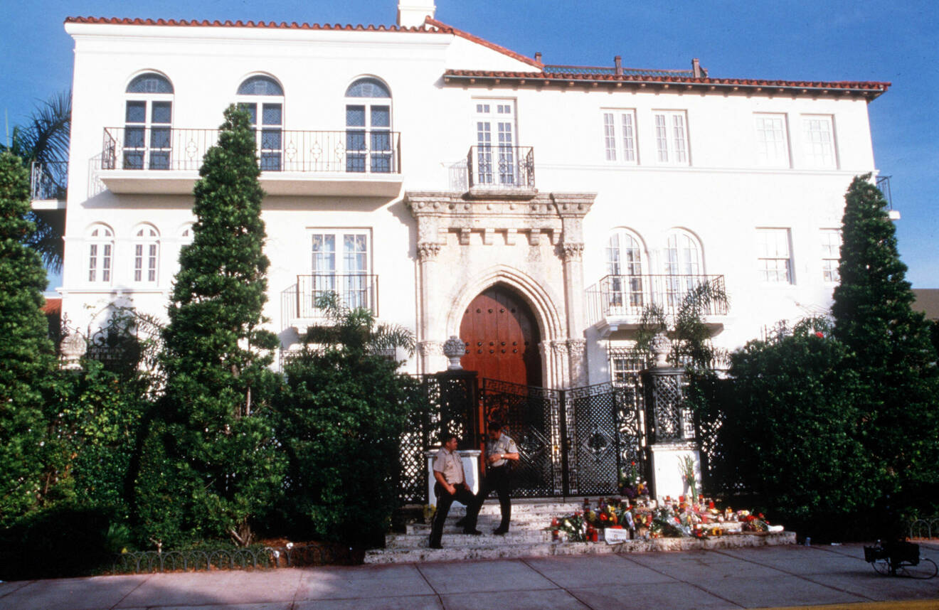 Gianni Versace privata bostad i Miami Beach, Florida. På trappen utanför villans entré (t h) har sörjande fans lämnat blommor på platsen där modeskaparen sköts till döds den 15 juli 1997.