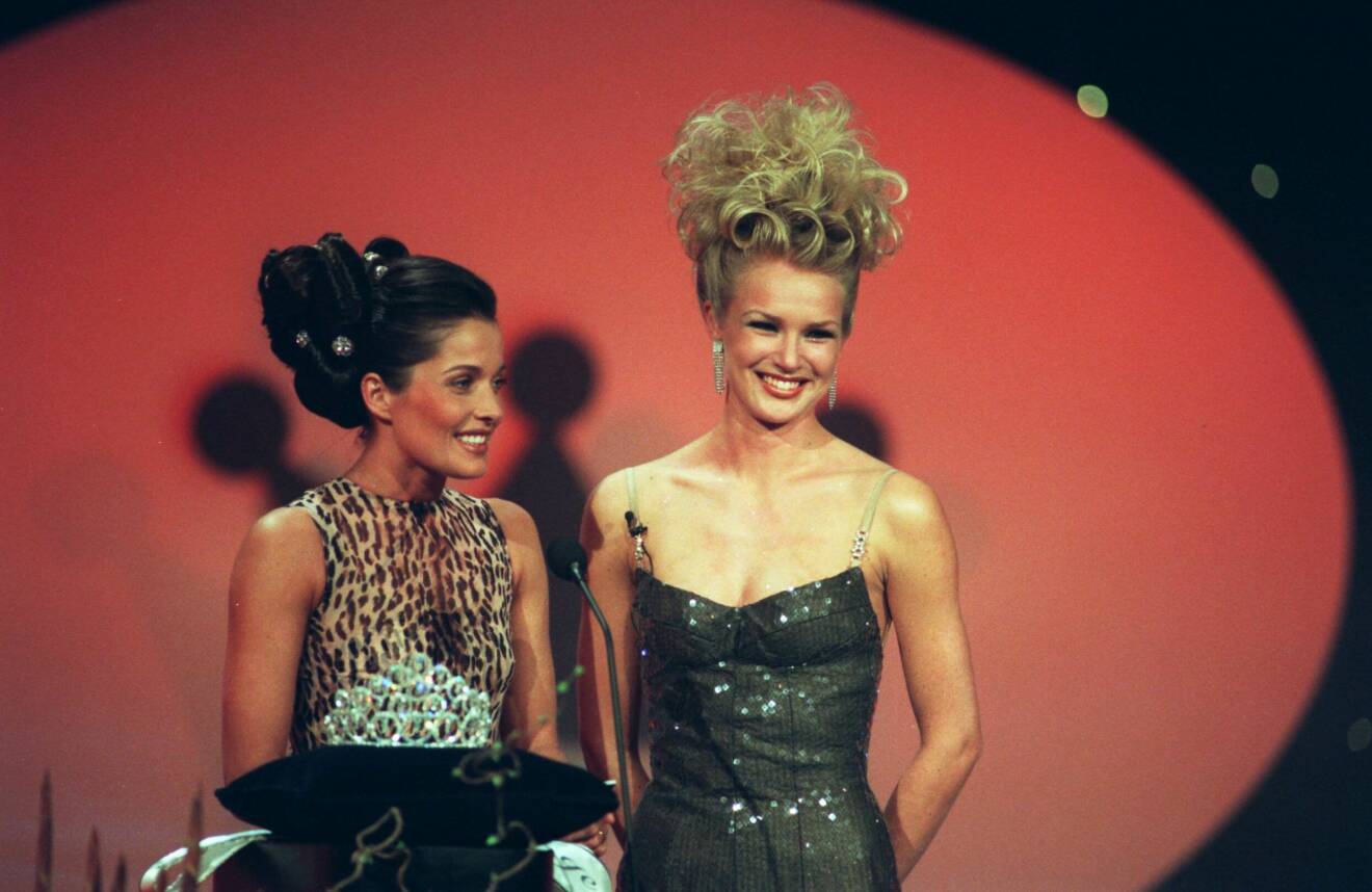 Tillsammans med programledaren Agneta Sjödin ledde Annika Duckmark finalen av Fröken Sverige-tävlingen året efter hennes vinst, 1997. Fotografen beskriver deres frisyrer som ”fantasifulla hårkreationer”.
