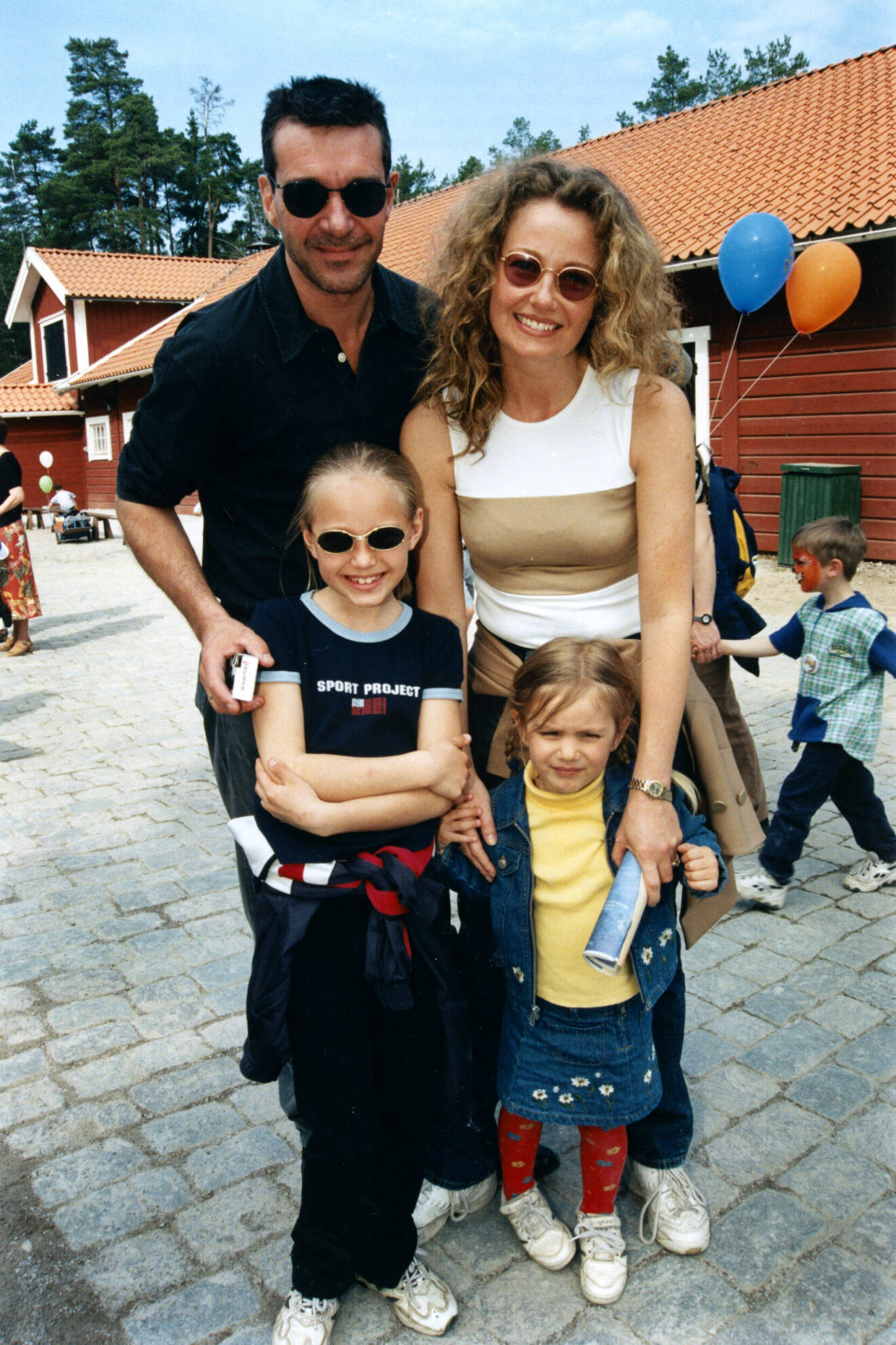 Exmakarna Kjell Bergqvist och Yvonne Ryding tillsammans med döttrarna Sandra och Nathalie på Kolmårdens djurpark år 1998.
