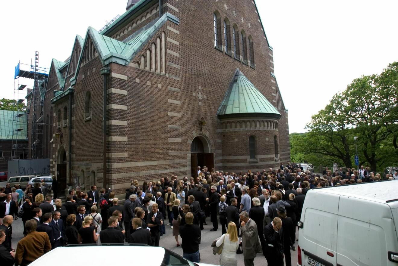 Totta Näslunds begravning hölls i Annedalskyrkan i Göteborg. Hit kom tusentals sörjande för att ta farväl.