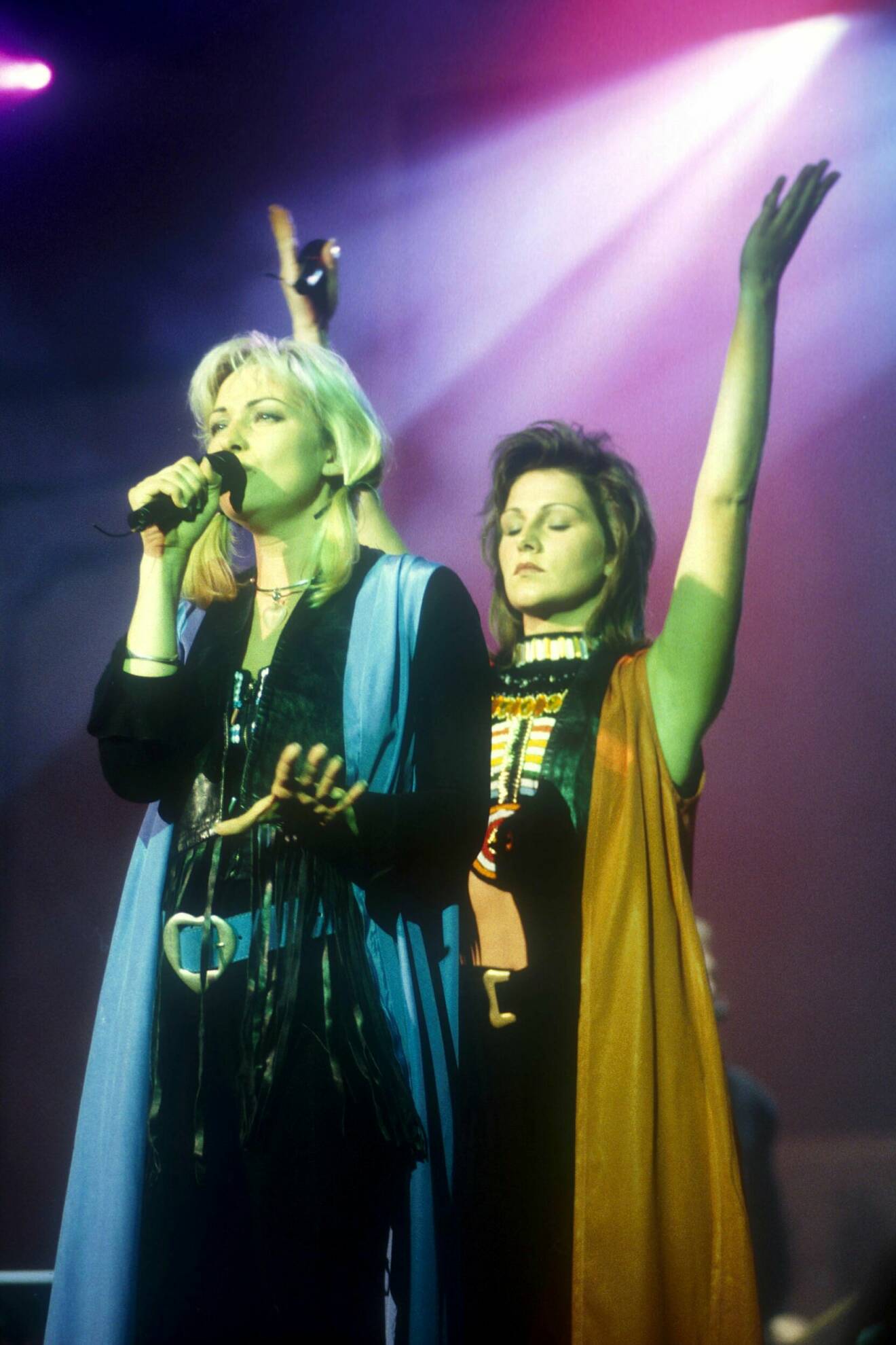 Systrarna Malin ”Linn” Berggren och Jenny Berggren fångade på bild under ett Ace of Base-uppträdande på Disneyland, Paris år 1993.