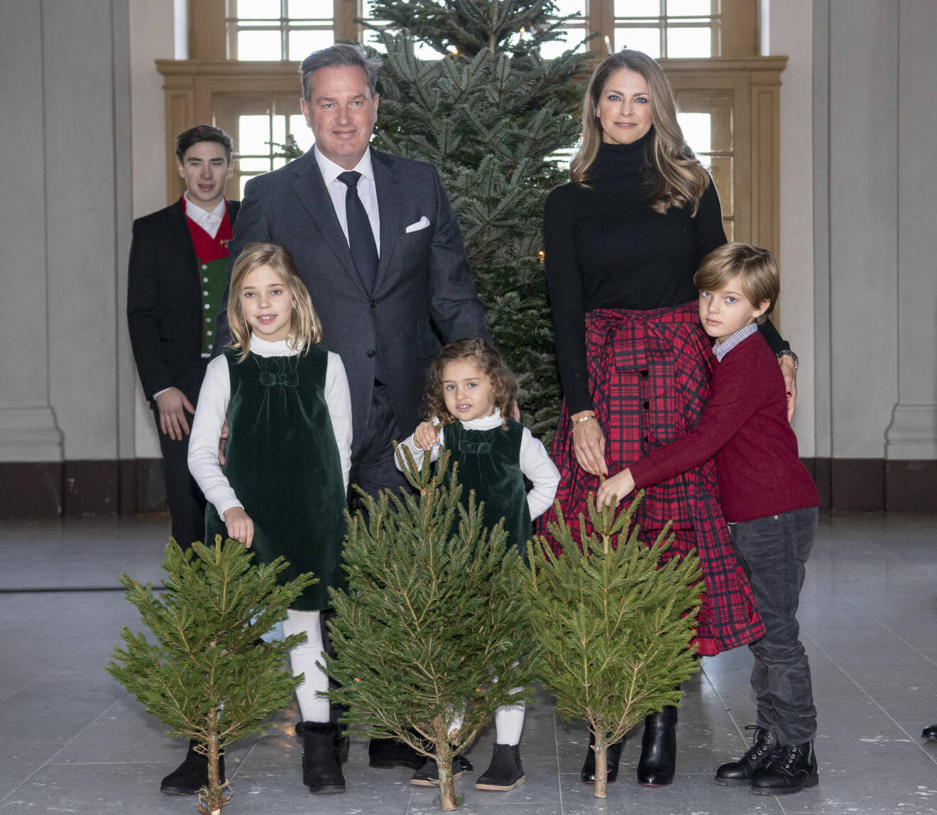 Chris O'Neill och prinsessan Madeleine med barmnen prinsessan Leonore, prinsessan Adrienne och prins Nicolas tar emot granar inför julfirandet från Skogshögskolans studentkår på Stockholms slott år 2021.