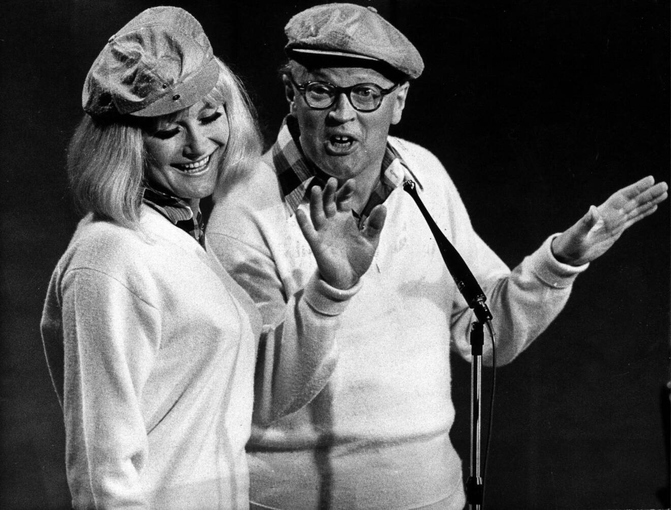 Monica Zetterlund och parhästen Povel Ramel i Hylands hörna år 1966.
