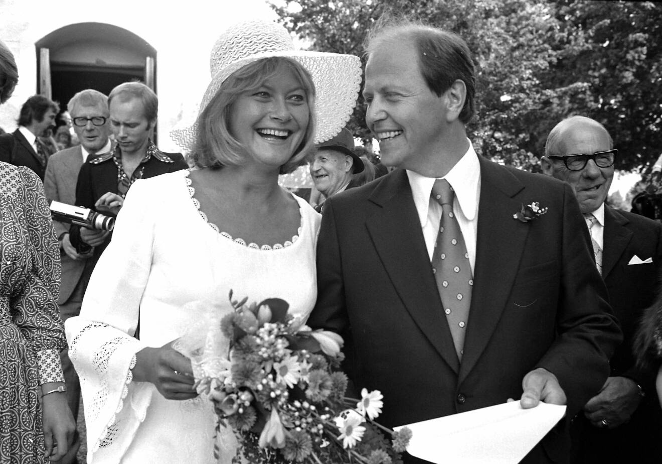 Artisten Monica Zetterlund och musikern Sture Åkerberg bröllop år 1974.