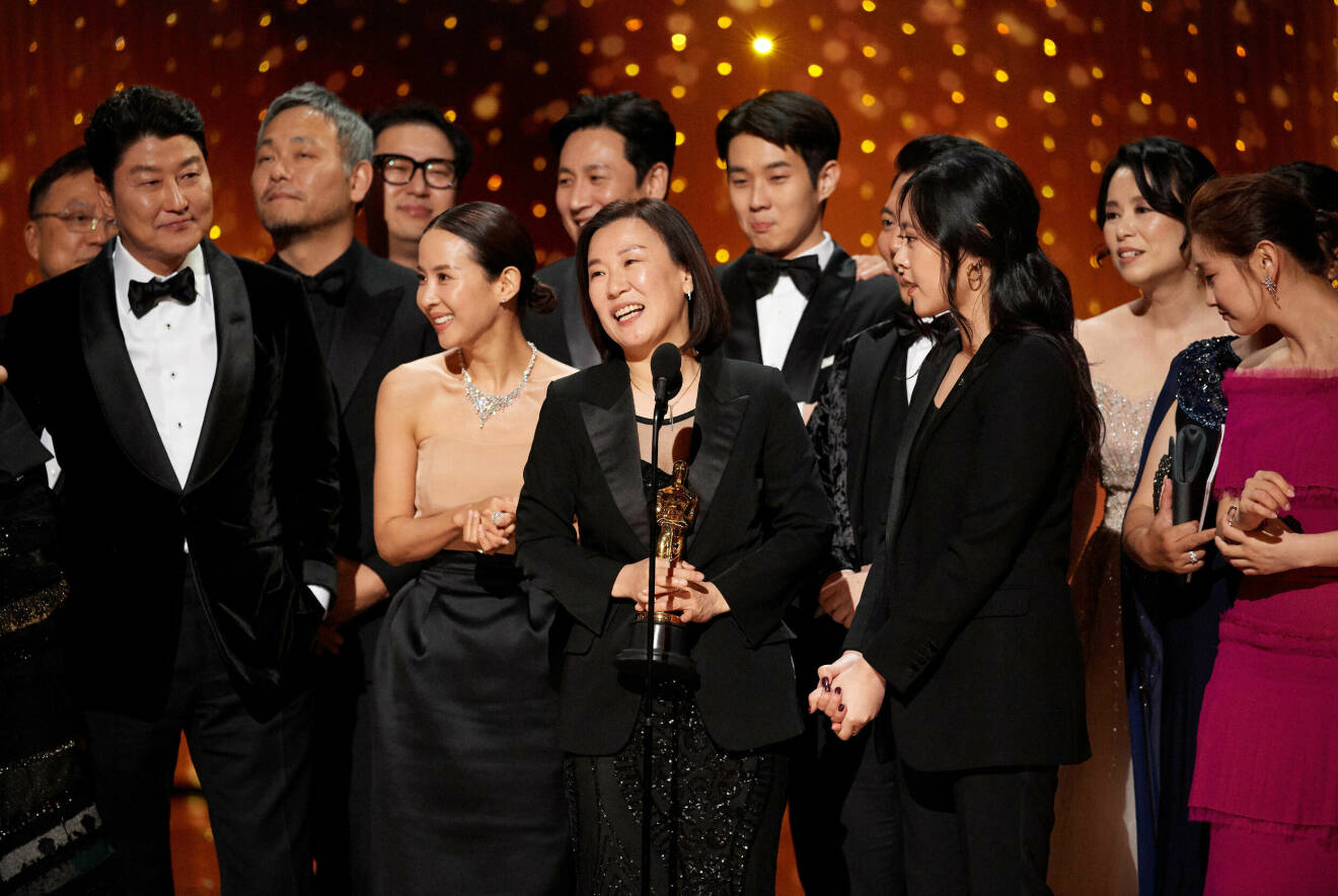 Kwan Sin-ae och övriga filmteamet bakom filmen Parasit, på scenen under Oscarsgalans prisregn år 2020.