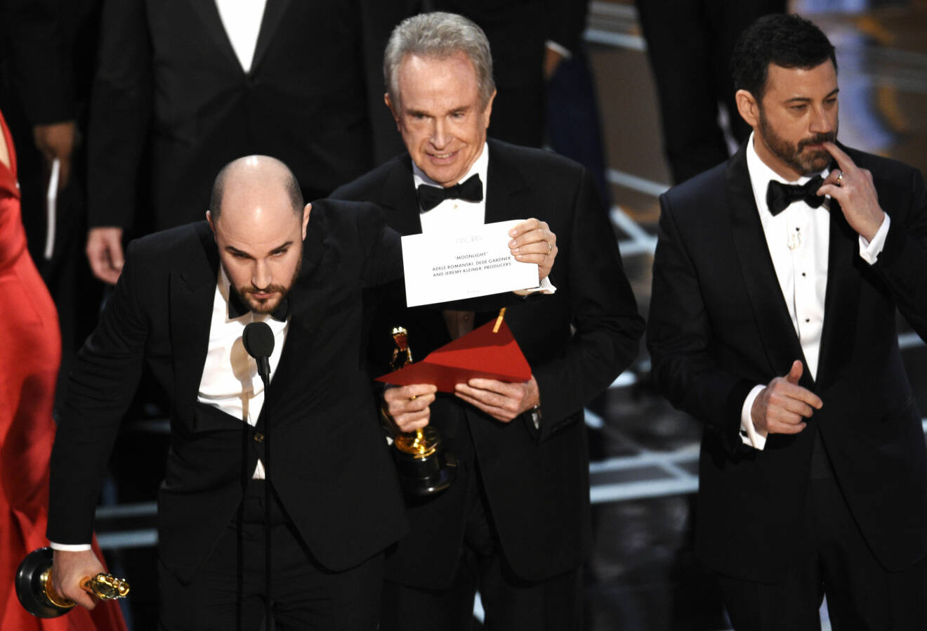 Efter stor förvirring håller Jordan Horowitz (t v) upp kuvertet som anger filmen Moonlight som den rättmätiga vinnaren av priset ”årets film” vid Oscarsgalan 2017.