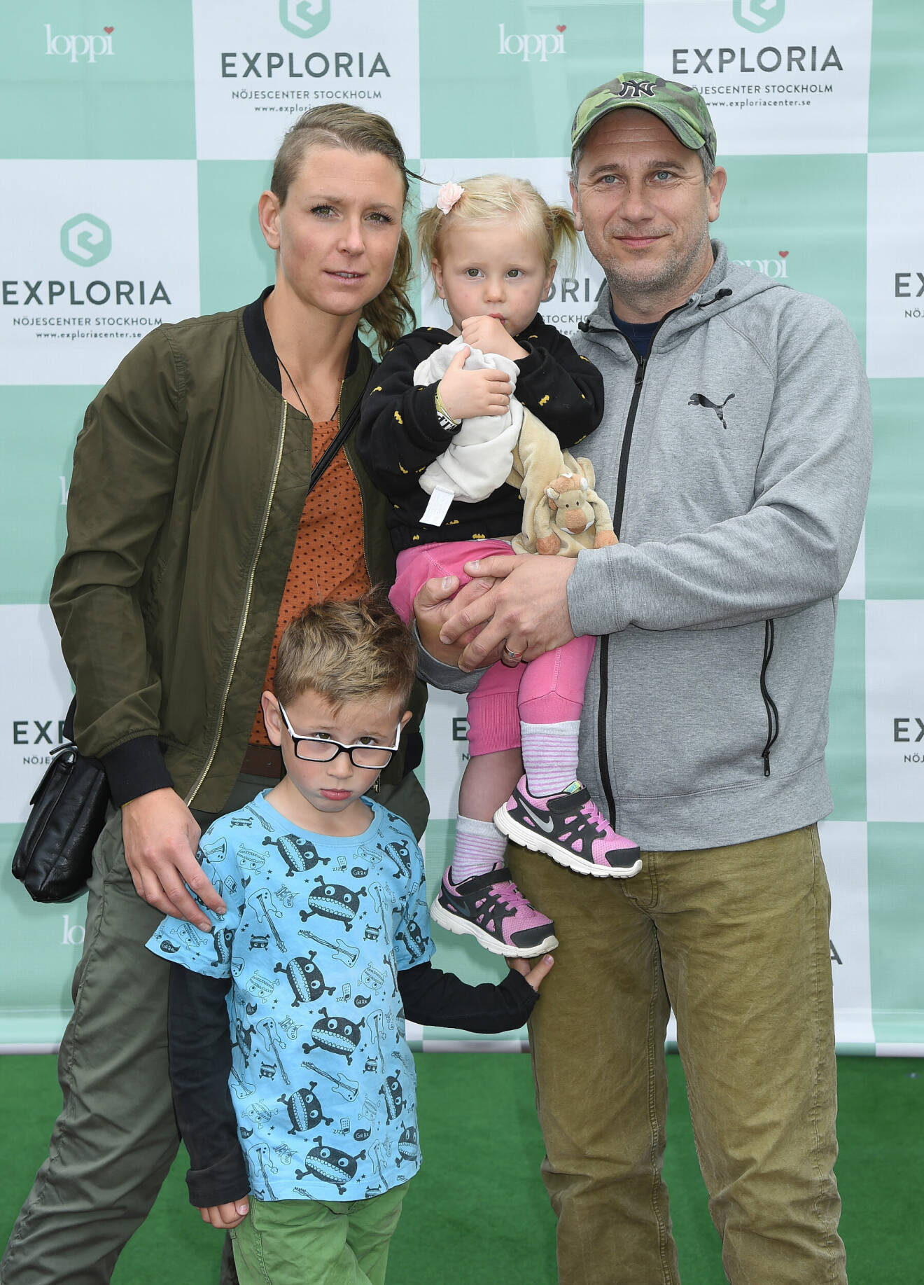 Marko Lehtosalo och Jessica Lehtosalo Westergård tillsammans med de äldsta barnen Moa och Melker på röda mattan år 2017.