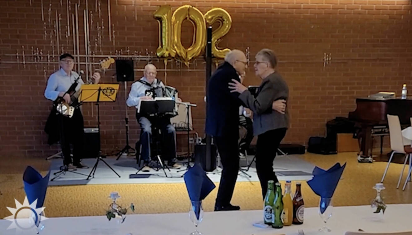 Kristian och Anna-Lisa dansar tillsammans för att fira hans 102-årsdag.