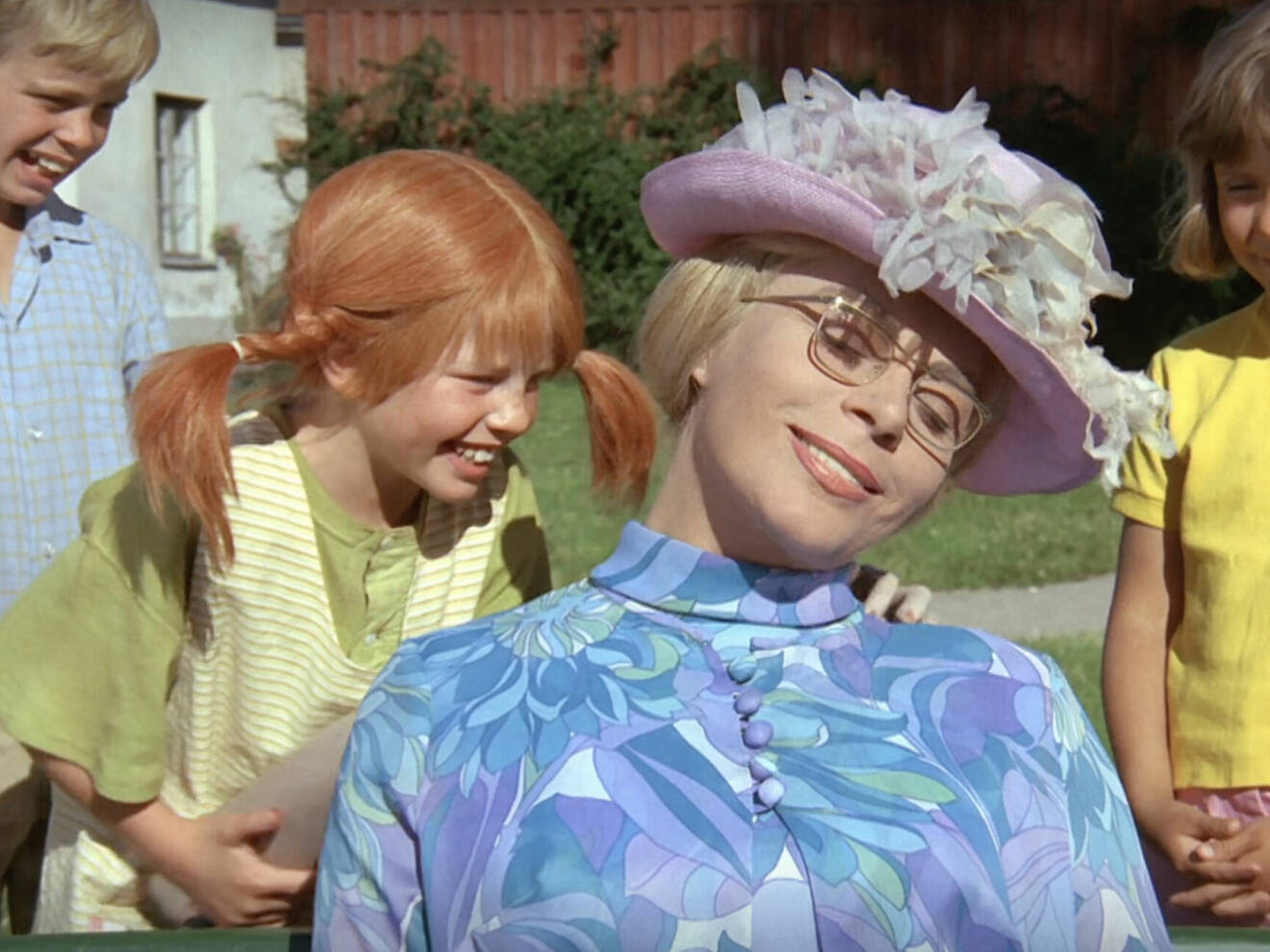 Pippi skojar med en lyckligt oventades Fröken Prysselius i ett avsnitt av tv-serien om Pippi Långstrump.