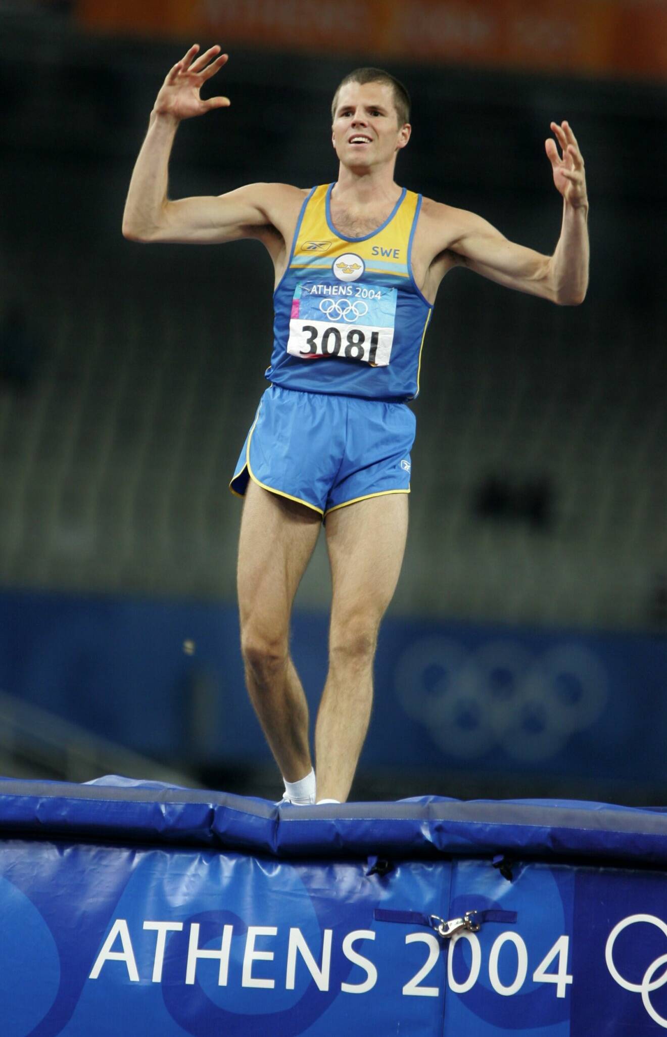 Staffan Strand firade efter att ha klarat höjden 2,25 meter i kvalet under OS i Aten 2004.
