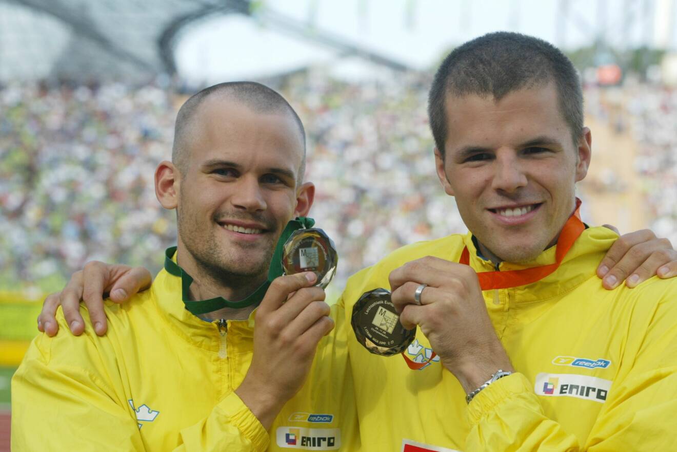 Stefan Holm (t v) och Staffan Strand visar upp sina EM-medaljer efter framgångarna under friidrotts-EM i München 2002.