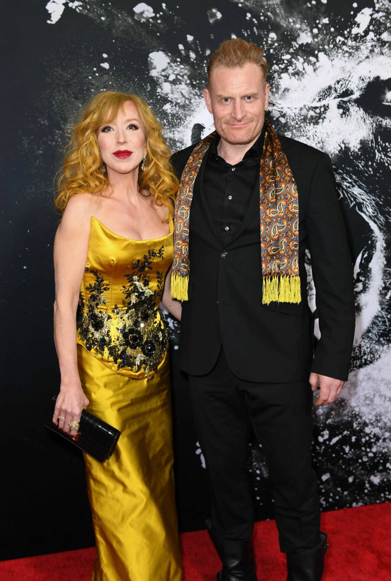Kristofer Hivju på röda mattan tillsammans med hustrun Gry Molvær Hivju inför premiären av filmen Cocaine Bear, i Los Angeles tidigare i år.