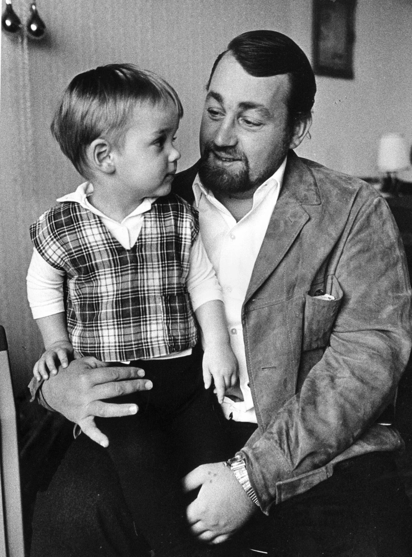 Cornelis Vreeswijk med sonen Jack år 1966.