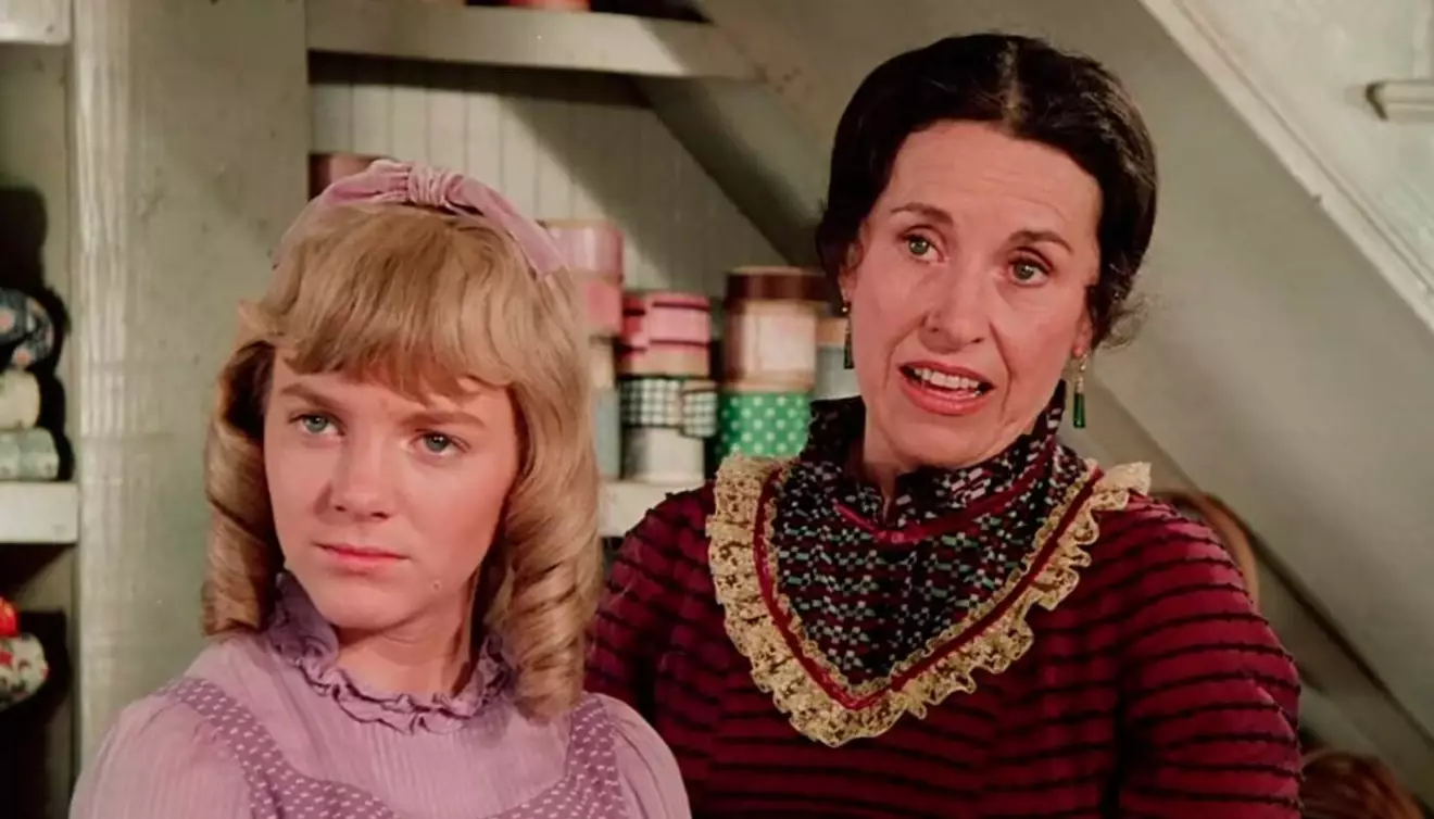 Nellie Oleson (Alison Arngrim) och hennes mamma Harriet Oleson (Katherine Macgregor) i en scen ur dramaserien Lilla huset på prärien.