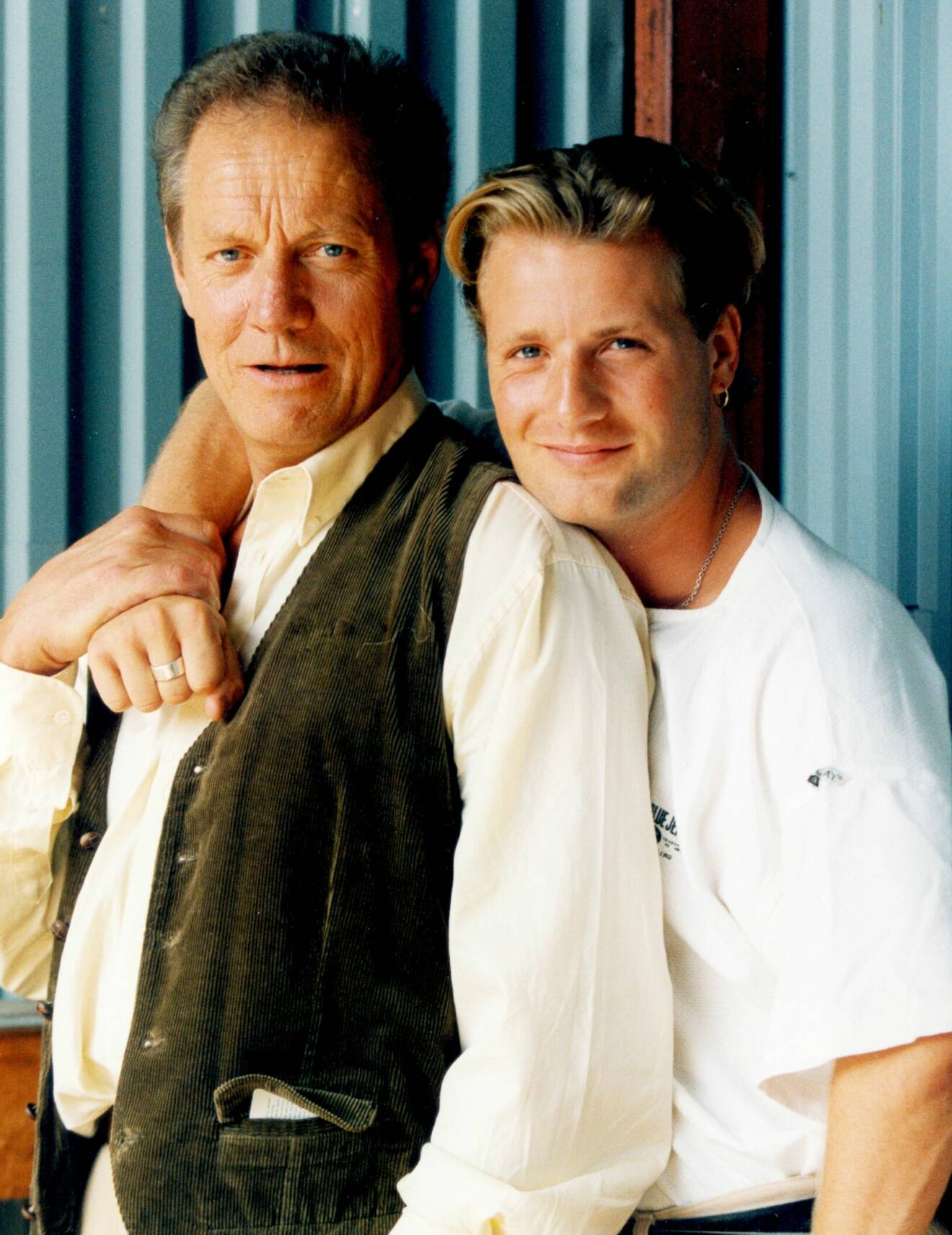 Far- och sonduon Lars-Erik Berenett (Harald Bovallius) och Matti Berenett (Tom Bovallius) porträtterade far och son i tv-serien Skilda världar.