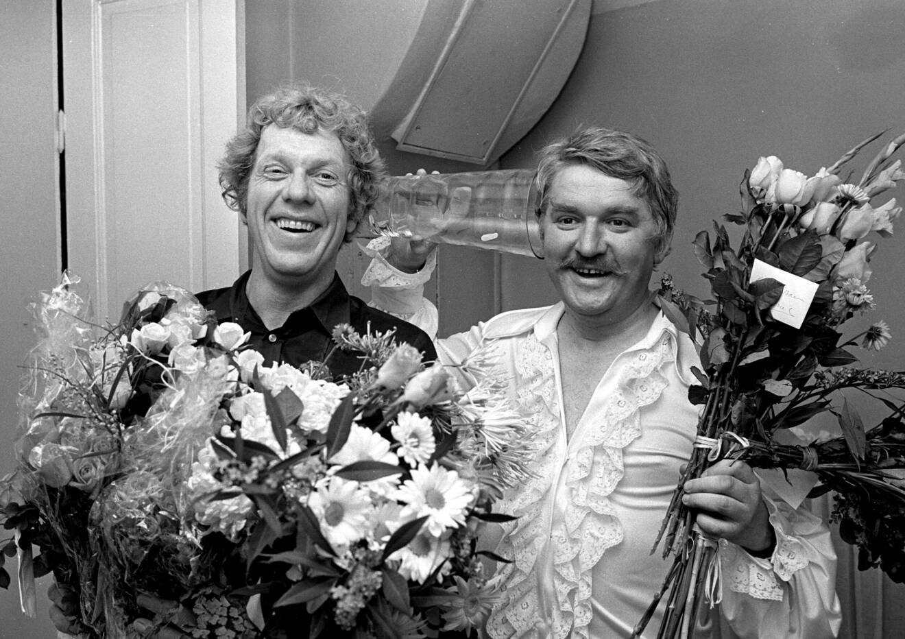 Tage Danielsson och Hasse Alfredson efter succéshowen Glaset i Örat på Berns 1969.