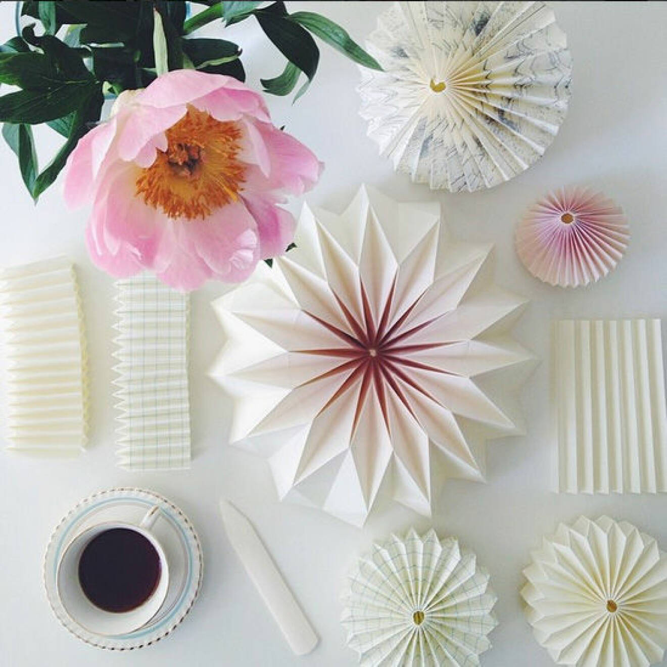 Göteborgsbaserade Lisa Marie Anderssons instagramflöde som är fullt av stilfulla bilder. Hon är en riktig mästare på pappersvikning och hennes vackra origami tröttnar vi aldrig på.