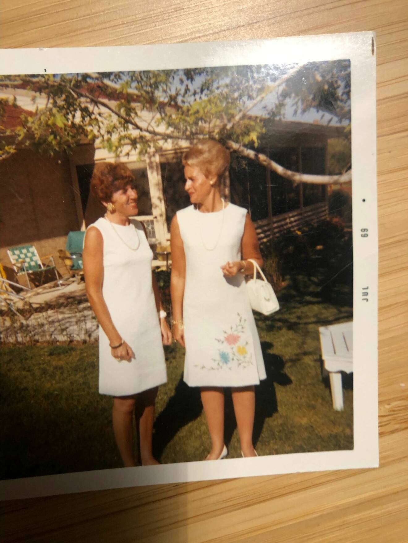 Bild på Inger (t v) och Lonny från deras möte i New York år 1968.