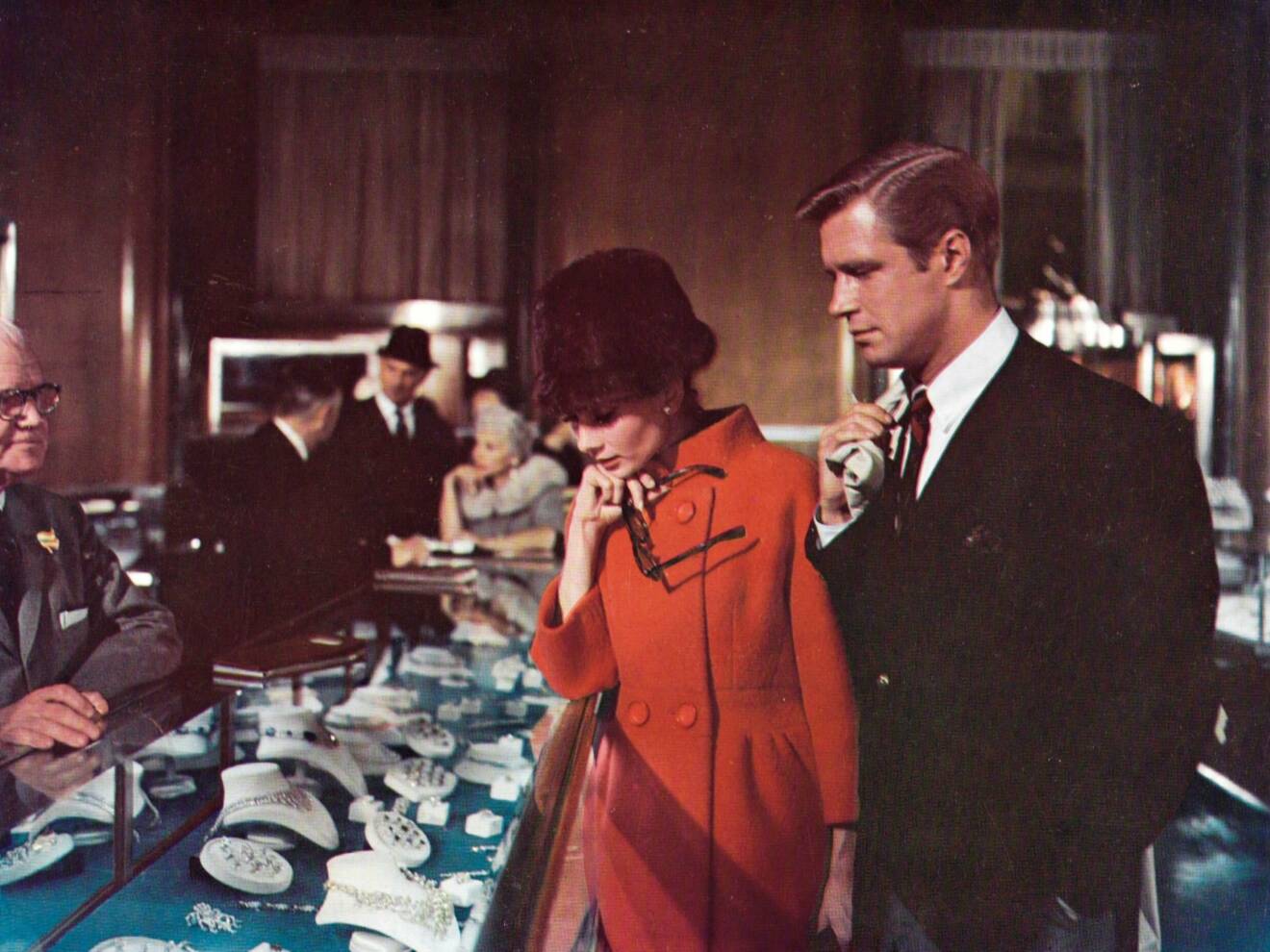 Holly Golightly tar med Paul Varjak till smyckesbutiken Tiffany &amp; Co. i en scen ur filmen Breakfast at Tiffany's.