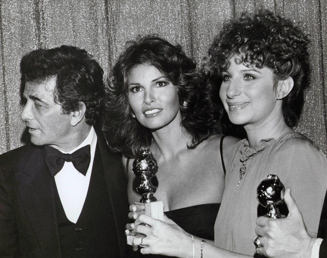 Peter Falk, Raquel Welch och Barbra Streisand fotade tillsammans på Golden Globe-galan år 1977.