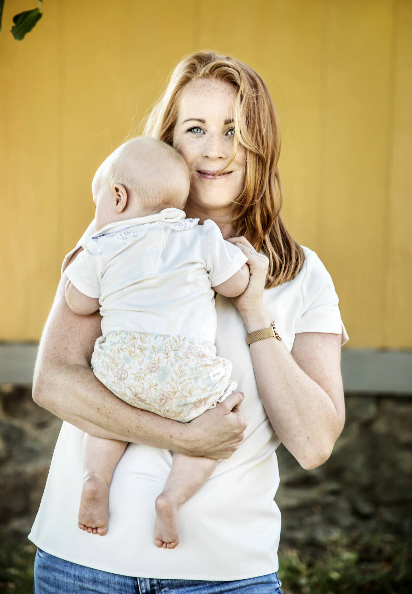 Annie Lööf fotograferad tillsammans med yngsta dottern Saga 2020.