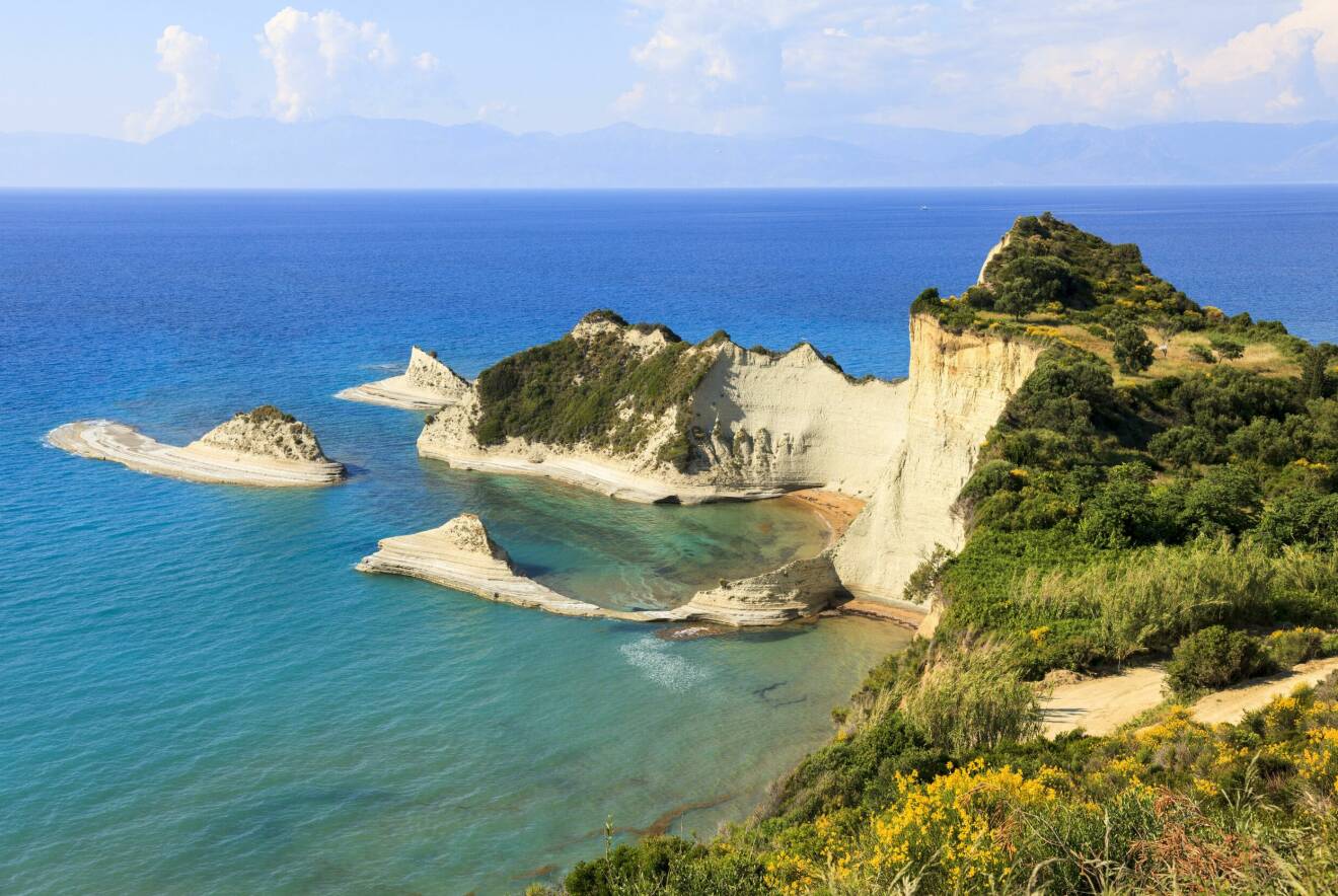 Korfu är en av sju öar i Joniska havet, som sammanbinder Medelhavet och Adriatiska havet.