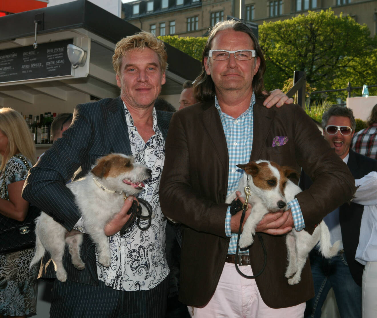 Exparet Simon Davies och Tomas Cederlund tillsammans med de gemensamma hundarna på ett event i Stockholm år 2011.