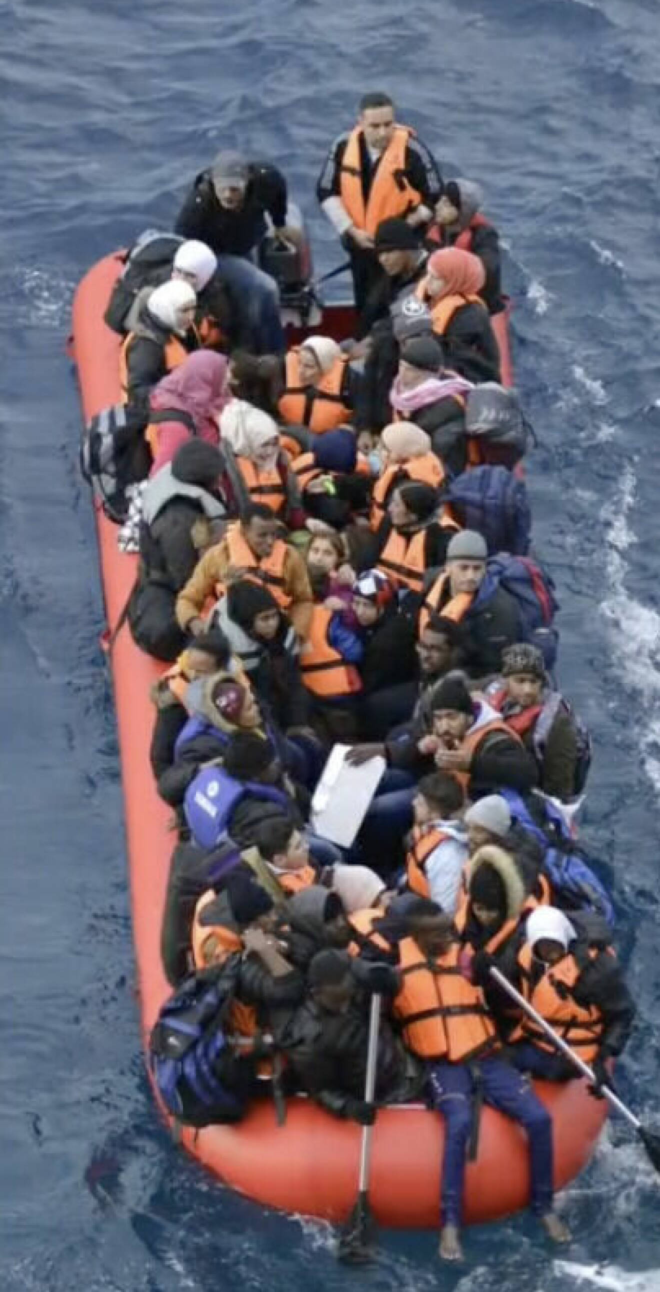 Det var totalt 33 personer som reste på gummibåten byggd för åtta. Benshi berättar för oss att alla på båten klarade den farliga resan över Medelhavet.