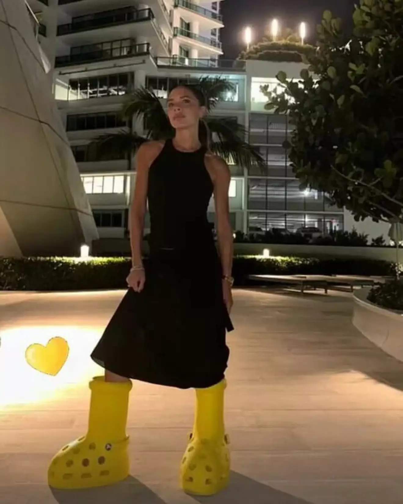 Victoria Beckham med Crocs stövlar.