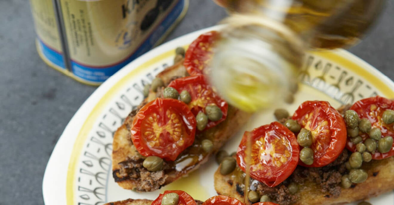 Bruschetta med tapenade och ­ugnsbakade tomater