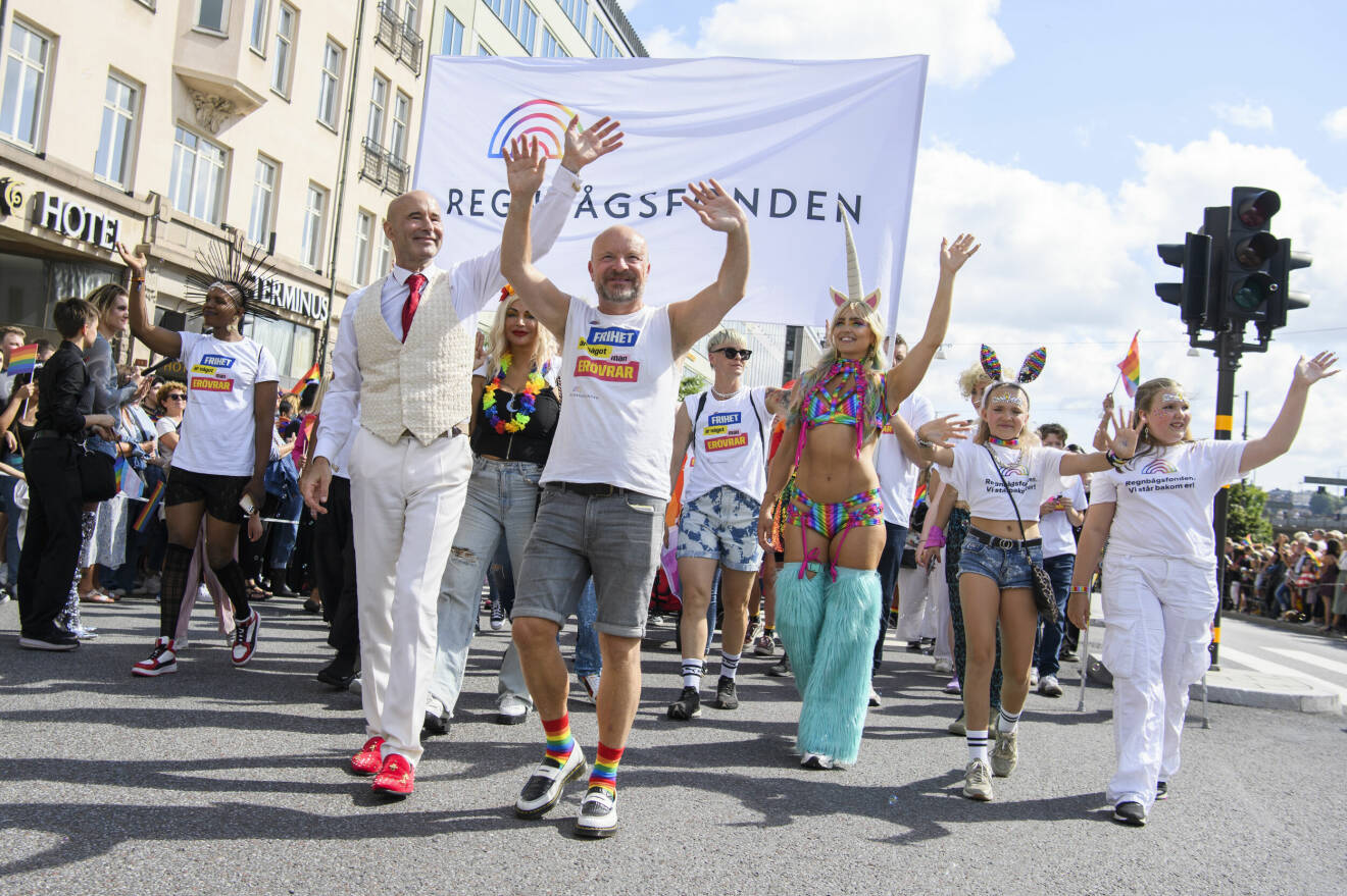 Jonas Gardell och Mark Levengood i Prideparaden.