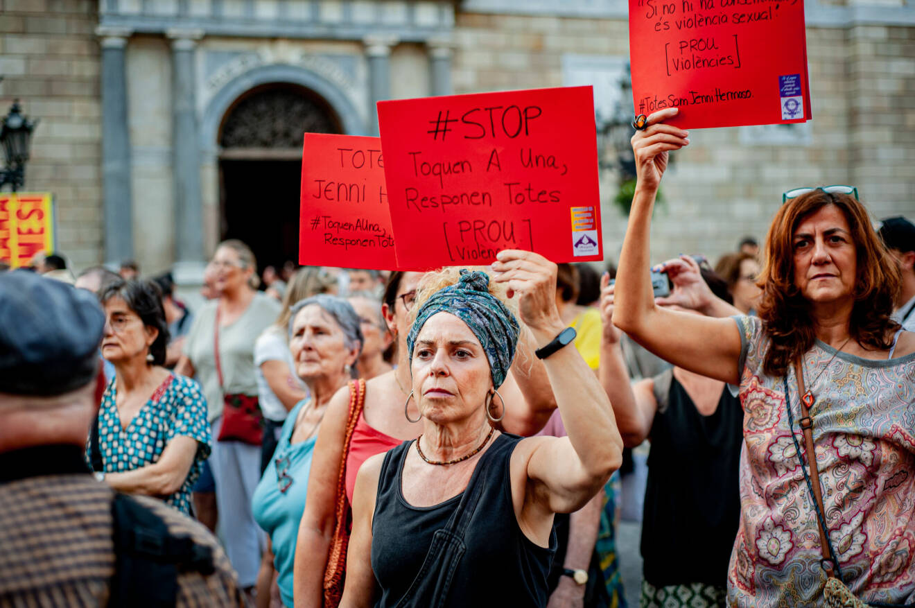 I Spanien har kvinnor demonstrerat på gatorna för att visa sitt stöd för Jennifer Hermoso
