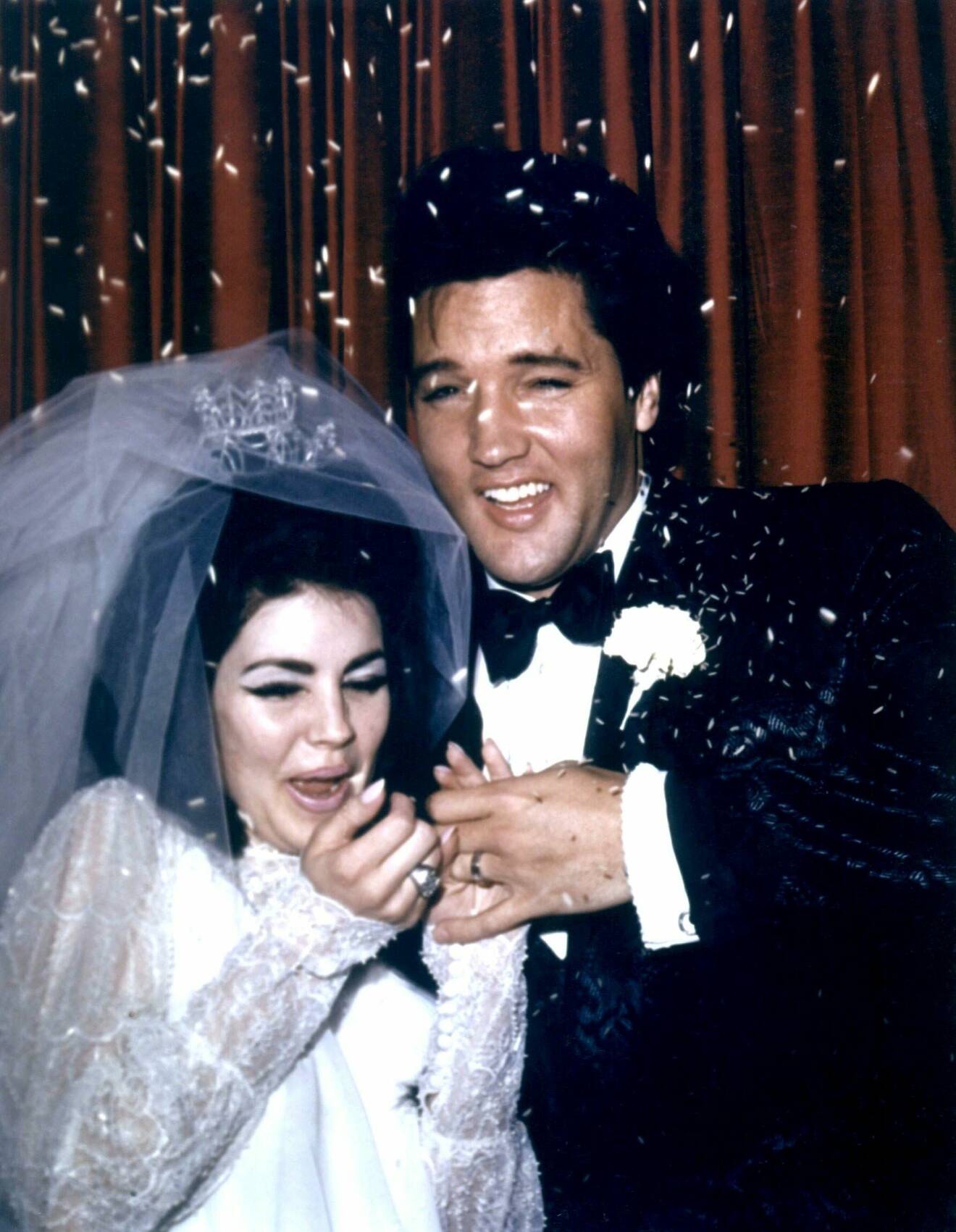 Elvis och Priscilla Presley på sin bröllopsdag.