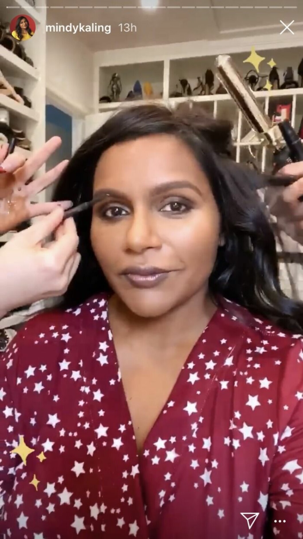 Mindy Kaling hade många händer som piffade och fixade henne innan Oscarsgalan. Mindy Kaling blir sminkad