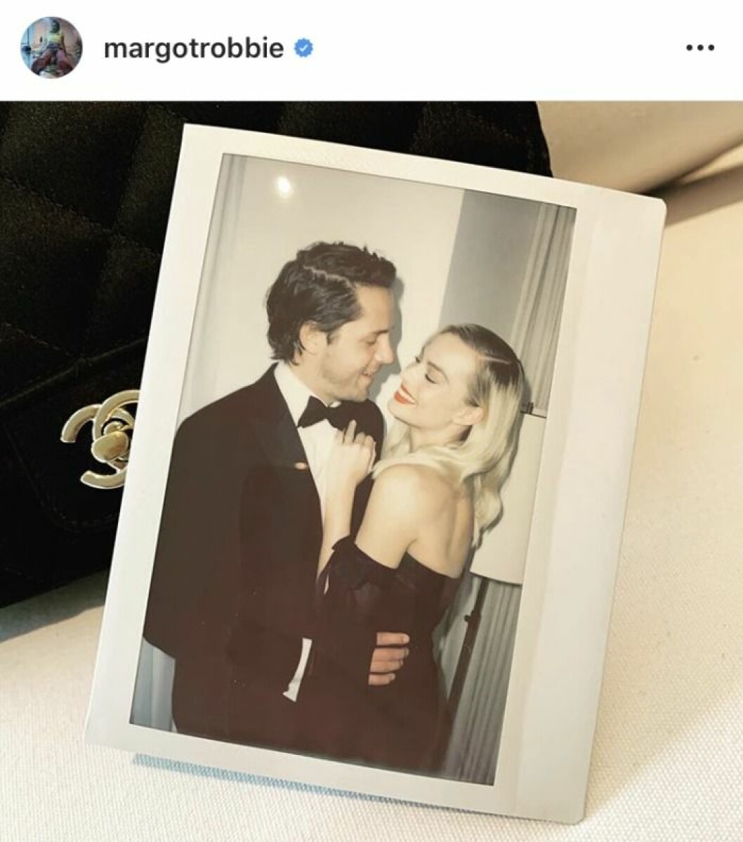 Så fina! Margot Robbie och Tom Ackerley. hålla rom varandra och tittar varandra i ögonen