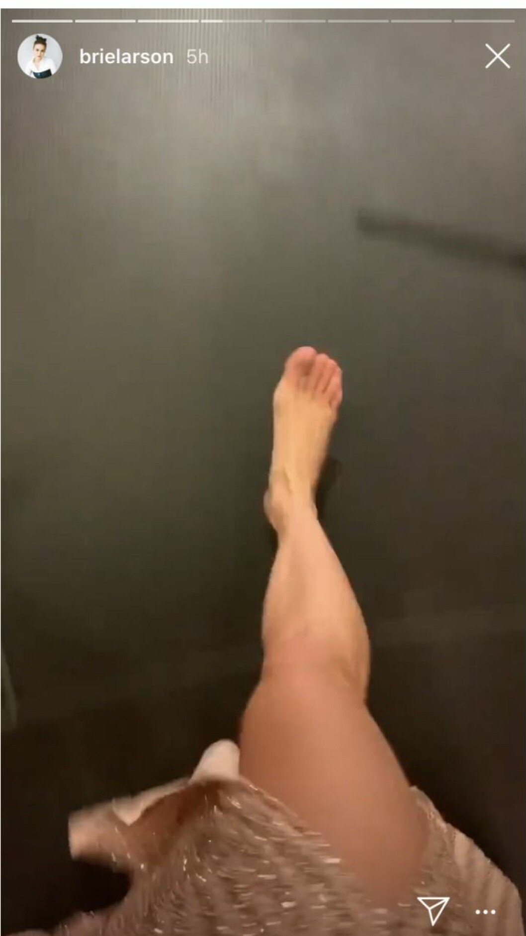 Brie Larson tog av sig sina klackskor. Brie Larsons fot