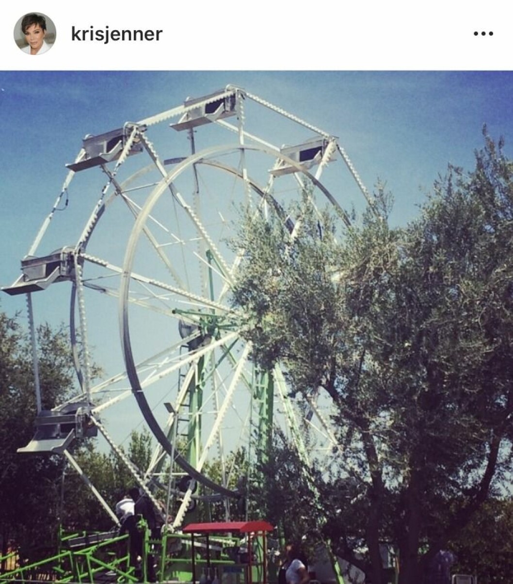 Festivalen hade ett eget pariserhjul. Bilden postades av mormor Kris Jenner på Instagram. Ett pariserhjul mot blå himmel och lite träd