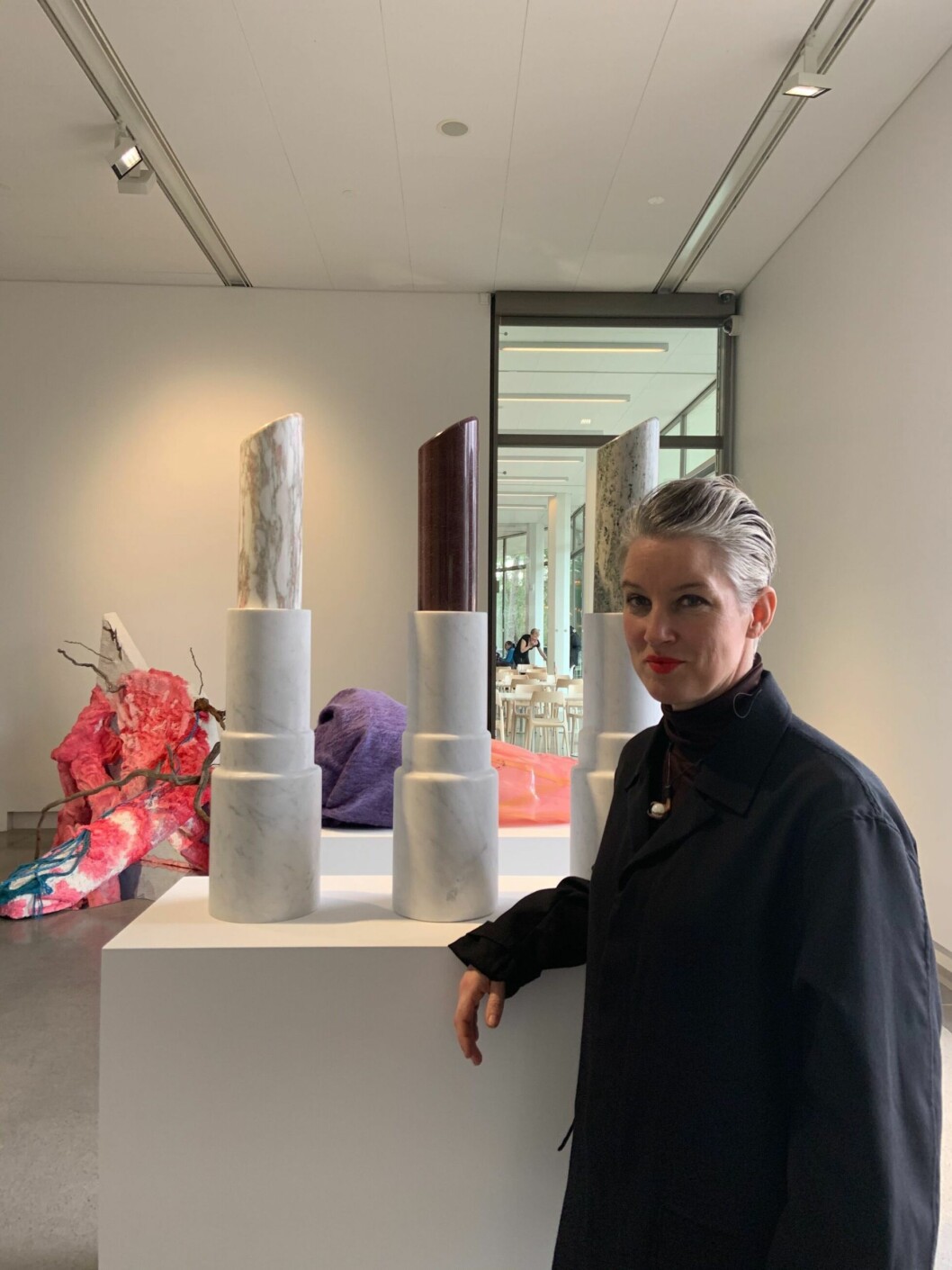 Samarbetet med Kosta Boda ledde till att Åsa Jungnelius läppstiftsskulpturer började säljas i butik. Foto: Malin Roos